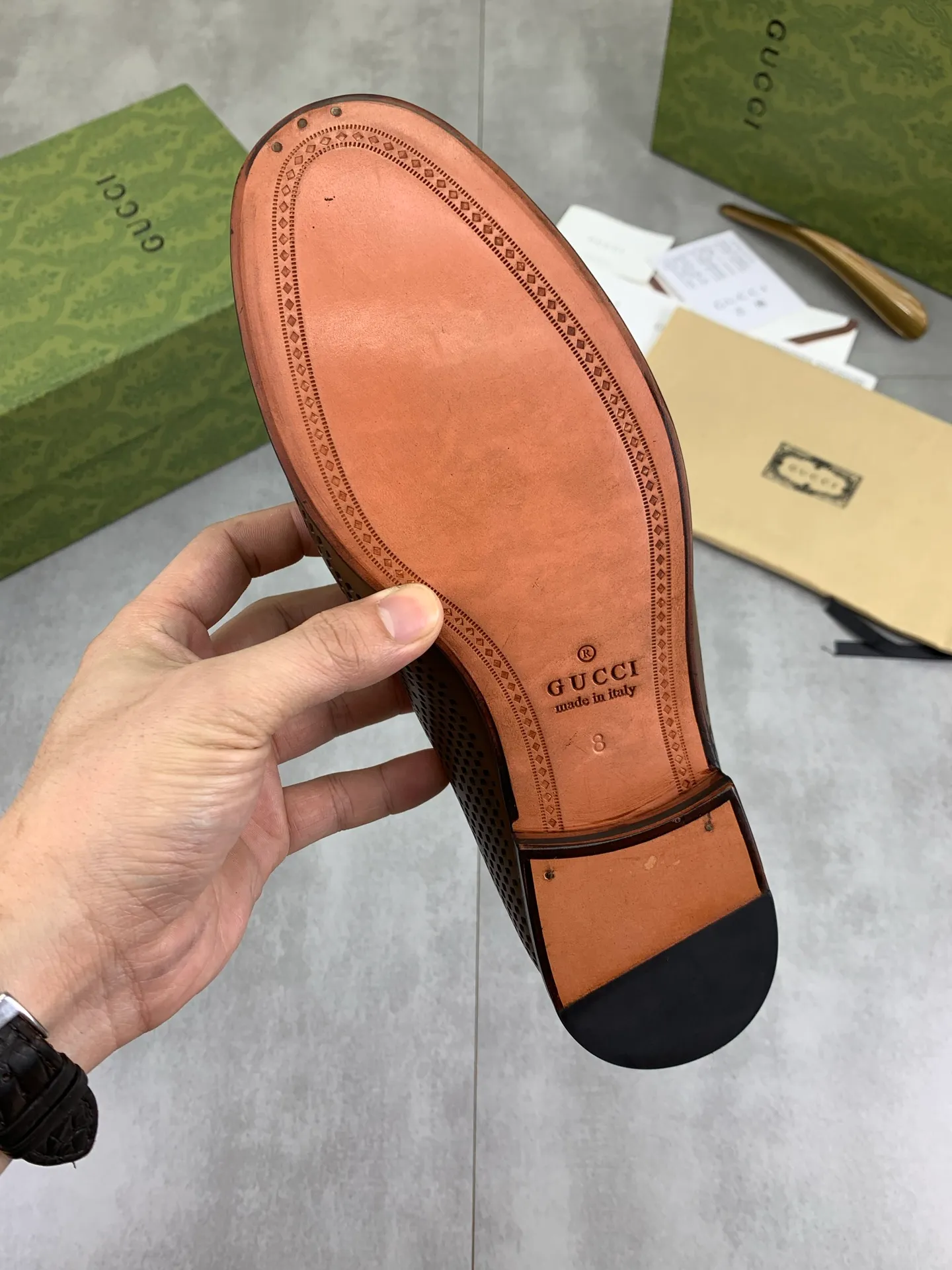 Factory price P980💰💎💎💎Top version (original high-grade genuine leather outsole) Full upper and inner lining cowhide punching design (summer essential) Brand: [GUCCi] Gucci's new business formal casual leather shoes Standard code: Men's size 39–44 (38 45 46 needs to be customized) Grade: Same as the official website Original quality Material: Original calfskin Water-dyed cowhide lining Original genuine leather outsole Style categories: Men's fashion Formal casual leather shoes Slip-on men's shoes series Young fashion European and American trends British style Casual matching Comfortable feet Color: 3️⃣ colors available Actual pictures